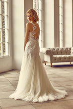 Load image into Gallery viewer, Daisy  -  Benjamin Roberts Lace &amp; Tulle Bridal Gown  Size 14 (2736)