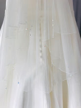 Load image into Gallery viewer, Flavia - Beautiful Veil with Crystals &amp; Pearls